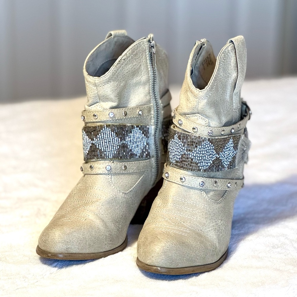 Cream Ankle Boots with Decorative Band and Chunky Heel